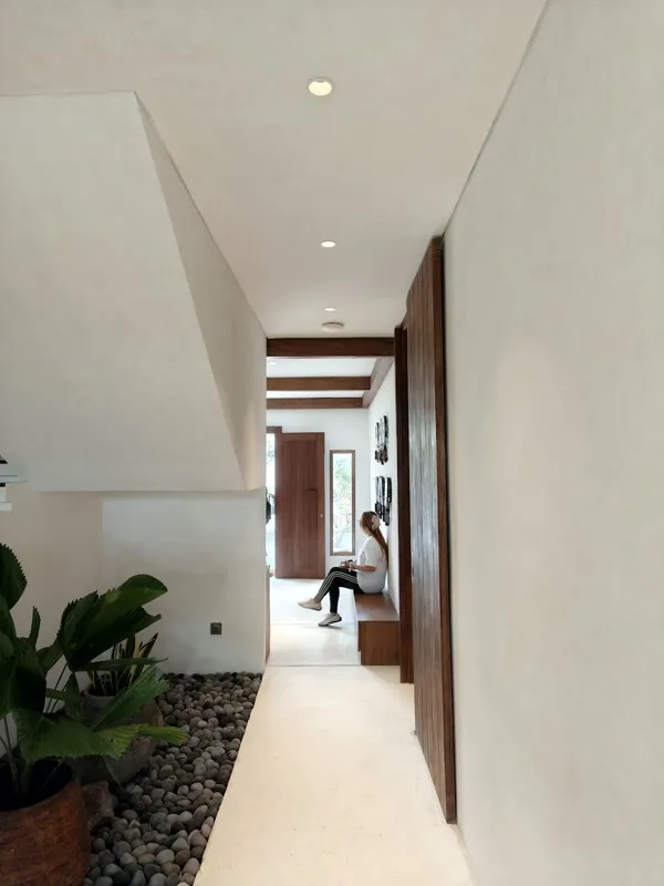 Corridor with plants leading to the courts at Pad Thai Padel Canggu